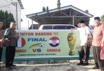 Rektor UMB Dr Ahmad Dasan (baju putih) nampak berfoto didepan spanduk nobar piala dunia 2018 SPORT
