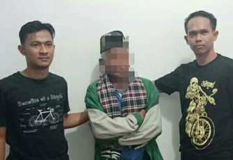 Terduga pelaku cabul (tengah). Foto:pedomanbengkulu.com