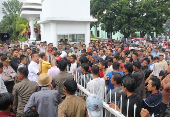 Sopir Angkot demo terkait oprasi Grab di Bengkulu.