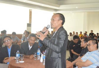Wibowo Susilo, pimpinan media online di Bengkulu saat bertanya terkait pembentukan Badan Usaha Milik Desa (BUMDes) demi meningkatkan Pendapatan Desa kepada Menteri Desa, Pembangunan Daerah Tertinggal dan Transmigrasi, Eko Putro Sandjojo 