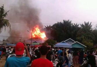 Saat kejadian api tampak membesar membakar seluruh bangunan