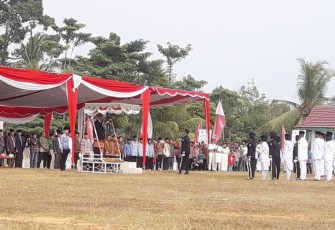 Mendes saat memimpin Upacara HUT RI di Desa Peninjauan II Kecamatan Sukaraja Kabupaten Seluma, Jumat (17/8/2018).