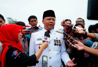 Plt Gubernur saat dengan awak media.