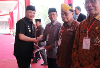 Penyerahan piagam dan cinderamata kepada perwakilan Veteran Bengkulu.