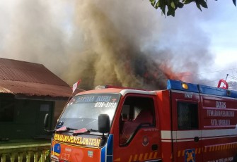 Mobil Damkar Sedang Memadamkan Api 