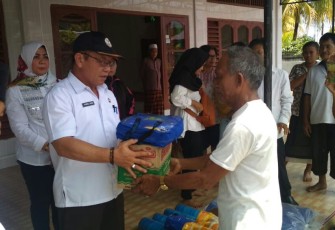 Dinsos Kota Bengkulu memberikan bantuan kepada korban banjir
