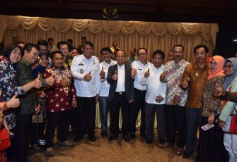 Sekjen Kementerian Desa, Pembangunan Daerah Tertinggal, dan Transmigrasi (Kemendes PDTT) Anwar Sanusi saat menerima kedatangan sekitar 90 kepala desa dan perangkat desa asal Bulukumba, Sulawesi Selatan yang didampingi oleh Bupati Bulukumba di Kantor Kemendes PDTT, Jakarta, Rabu (8/8).