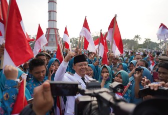 Plt Gubernur bersama peserta kirab bendera di View Tower Kota Bengkulu