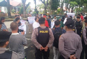 Nampak aksi damai warga mendapat pengawalan ketat dari aparat