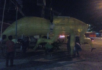 Warga gotong royong memindahkan telong-telong ke pinggir jalan raya