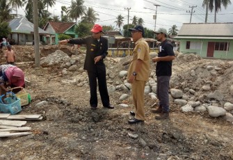 Sekretaris PUPR Bersama Bupati Kaur saat meninjau Proyek Jalan dan Tugu Kasuk Baru