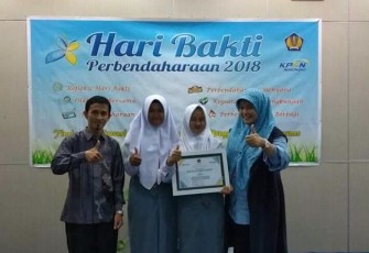 Nadila foto bersma dengan guru pembimbing
