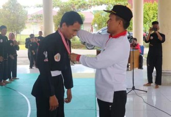 Assisten III Ujang Syafiri saat mewakili Bupati Kaur membuka Kejurda Pencak Silat