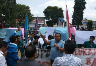 Aksi unjuk rasa Forum Mahasiswa Bersatu Bengkulu Utara