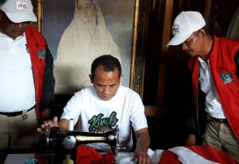  Kapolda Bengkulu Menjahit Bendera Merah Putih
