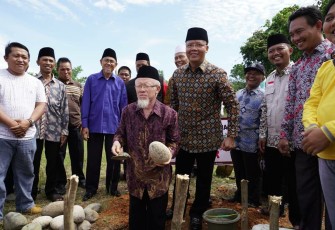 Plt gub hadir di Bintuhan Kab Kaur melakukan prosesi Peletakan Batu Pertama pembangunan Gedung Dakwah PDM Kaur.