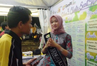 Wartawan Klikwarta.com saat mengujungi salah satu stand pameran di Festival Tabut, Kamis malam (13/09/2018).