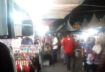Para pengunjung nampak sedang berkeliling berbelanja di stand-stand Festival Tabut