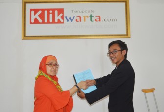 Pemred Klikwarta.com Like Jansen saat menyerahkan berkas perusahaan Klikwarta.com berikut dengan Softcopy.