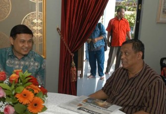 Wartawan senior Aat Surya Safaat (kiri) bersama mantan Panglima TNI Djoko Santoso (kanan)