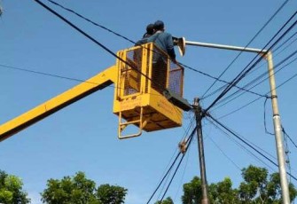 Dinas Perhubungan (Dishub) Kota Bengkulu bantu perbaiki Lampu Penerangan Jalan Utama