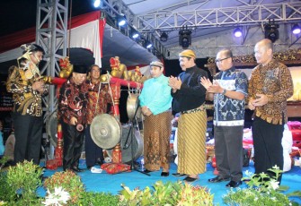 Pembukaan Pagelaran Wayang Kulit ditandai pemukulan alat musik Gong oleh Kadis Dikbud Provinsi Bengkulu Budiman Ismaun