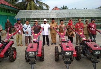 Walikota Bengkulu Helmi Hasan bagikan Alsintan