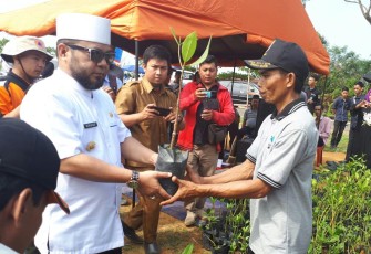 Penyerahan bibit mangrove secara simbolis