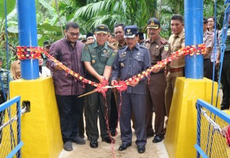 Bupati Bengkulu Tengah Dr. H. Ferry Ramli, SH, MH Foto Bersama Meresmikan Jembatan Gantung Di Desa Desa Punjung Kecamatan Pagar Jati 