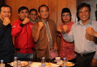 Kapolda Bengkulu mengumpulkan relawan Jokowi dan Prabowo untuk makan malam, dalam kesempatan itu hadir juga berbagai elemen masyarakat