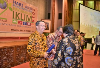 Menteri Lingkungan Hidup dan Kehutanan RI Siti Nurbaya memberikan ucapan selamat kepada Plt Gubernur Bengkulu Rohidin Mersyah