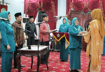 Prosesi Sertijab antara Penjabat Ketua TP PKK Kota Bengkulu Masayu Mardiana Budiman dengan Ketua TP PKK Kota Bengkulu 2018-2023 Khairunnisa Helmi