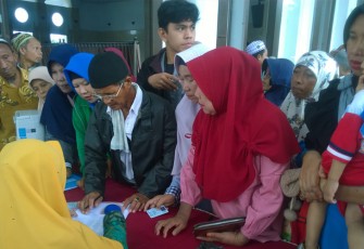 Antrean Pengurus Masjid, Guru Ngaji dan Kaum Dhuafa untuk menerima bantuan sembako
