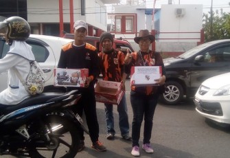 Anggota Pemuda Pancasila Bengkulu saat melakukan penggalangan dana, Rabu (03/10)
