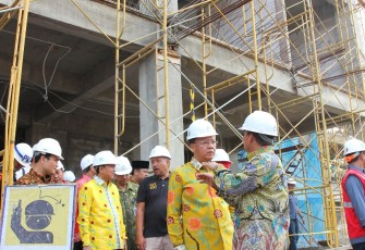 Plt Gubernur Bengkulu Rohidin Mersyah tinjau pembangunan gedung rawat inap