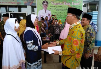 Plt Gubernur Bengkulu Rohidin Mersyah Berikan Santunan Kepada Penderiata Katarak