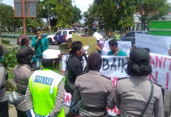 SERBU saat menggelar demo di depan kantor Bupati Bengkulu Utara