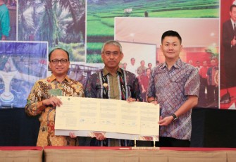 Sekjen Kemendes PDTT Anwar Sanusi saat penandatanganan cooperation agreement, memorandum of understanding, dan perjanjian kerja sama Kemendes PDTT dengan beberapa mitra terkait transmigrasi di Jakarta