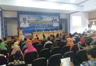 Walikota (Wawali) Bengkulu Dedy Wahyudi saat membuka kegiatan Forum Konsultasi Publik Rancangan Awal RPJMD Kota Bengkulu Tahun 2019-2023 di Ruang Gunung Bungkuk, Kantor Walikota Bengkulu, Kamis (18/10).