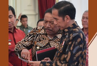 Bupati Bengkulu Utara Ir Mian saat menyampaikan persoalan dan melobi Jokowi agar berkunjung ke Bengkulu Utara