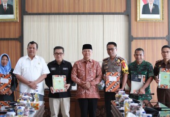 Foto bersama usai penyerahan hibah aset secara simbolis