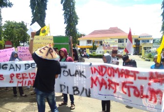 Para pendemo Serbu saat menggelar aksi di depan Kantor Bupati Bengkulu Utara
