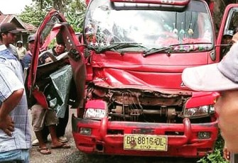 Kondisi dump truk usai menabrak