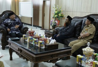 Plt Gubernur Bengkulu Rohidin Mersyah menerima audiensi Tenaga Ahli Puslitkoka, di Ruang Kerjanya.