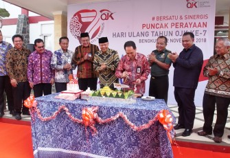 Pemotongan tumpeng dan kue ulang tahun oleh Kepala OJK Provinsi Bengkulu Yan Syafri.