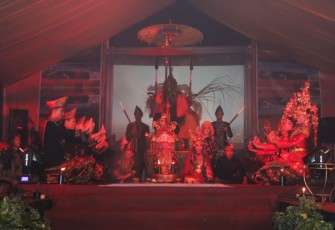 Tari kejei dalam malam puncak Pasar Betaboer, di TMII Jakarta.