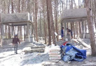 Pembangunan gazebo di pantai wisata Danau Kembar Kabupaten Kaur 