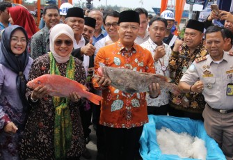 Plt. Gubernur Bengkulu Rohidin Mersyah Melauching secara resmi Ekspor Komoditas Unggulan Provinsi Bengkulu dalam rangka HUT Emas Provinsi Bengkulu.