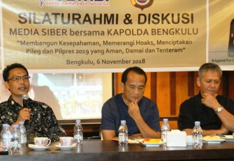 Ketua SMSI Bengkulu (kiri) bersama Kapolda Bengkulu (tengah) dan Kadis Kominfo dan Statistik Provinsi Bengkulu (kanan)