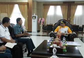 Gubernur Bengkulu Rohidin Mersyah saat audiensi bersama Danlanal Bengkulu beserta rombongan, terkait Pelaksanaan Bengkulu Triathlon II Tahun 2018, di Ruang Kerja Gubernur, Jum’at (14/12).